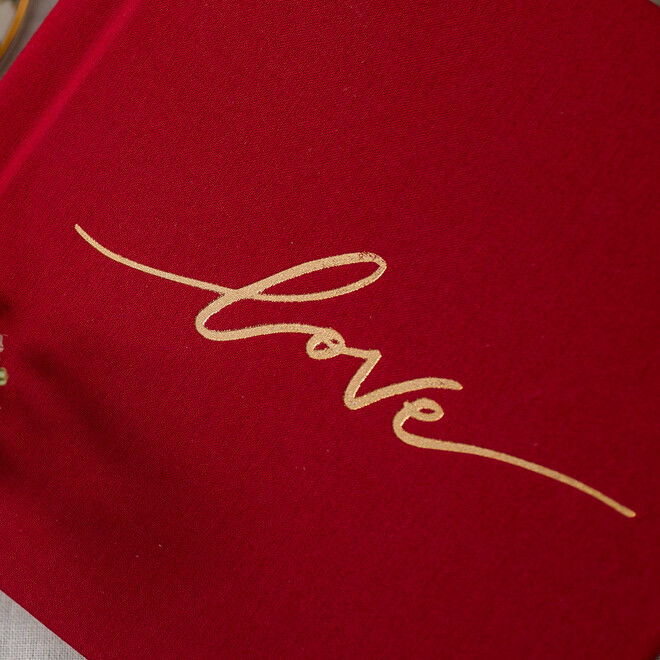 Красный лен с золотым тиснением "love"